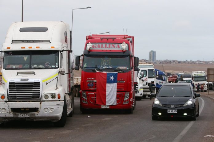 Camioneros de Tarapacá se reunirán para abordar alza en los combustibles y no descartan movilizaciones: “Las respuestas del Gobierno fueron nulas”