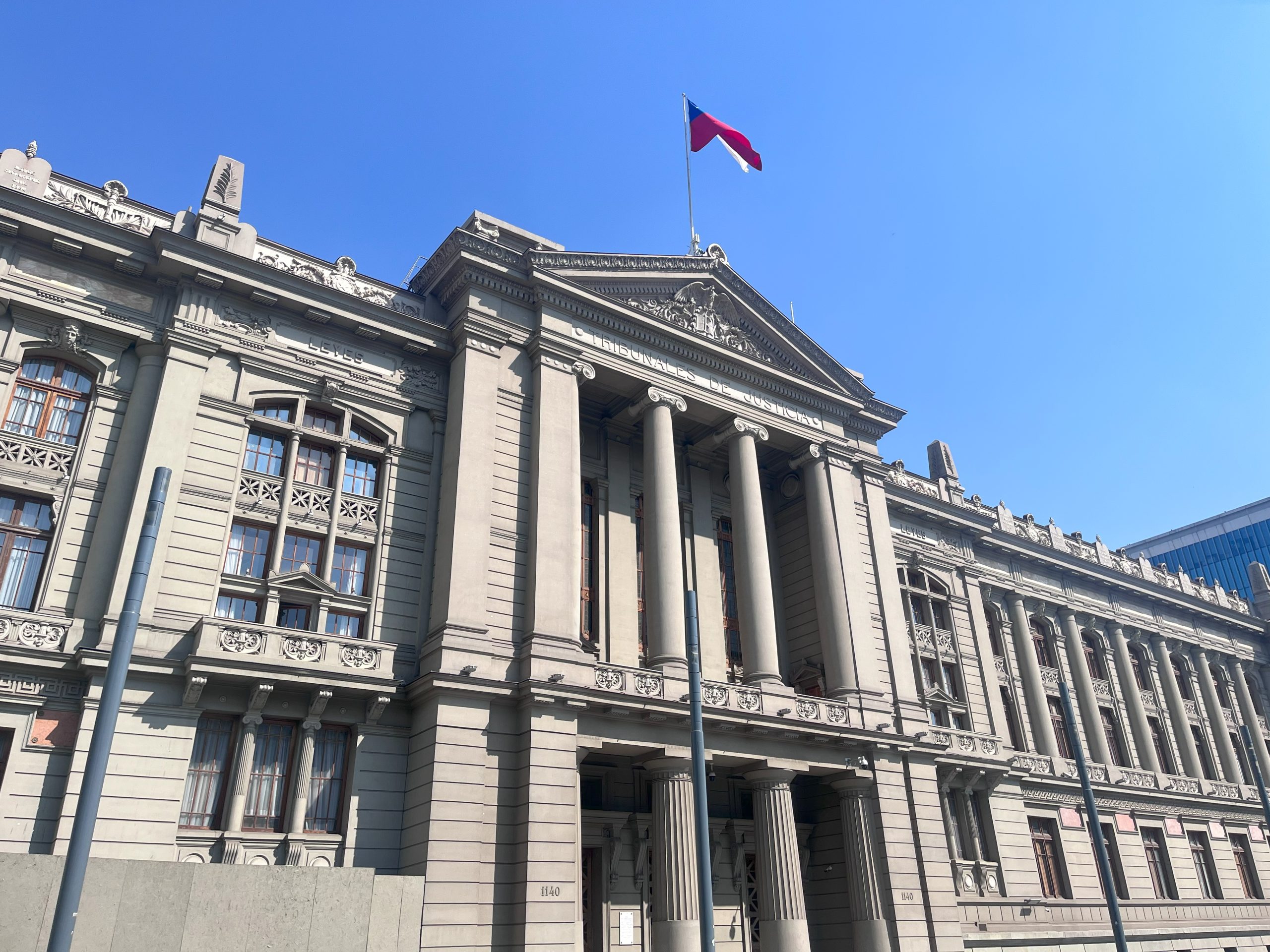 Pleno de la Corte Suprema remueve a cuatro jueves tras viajar al extranjero con licencia médica