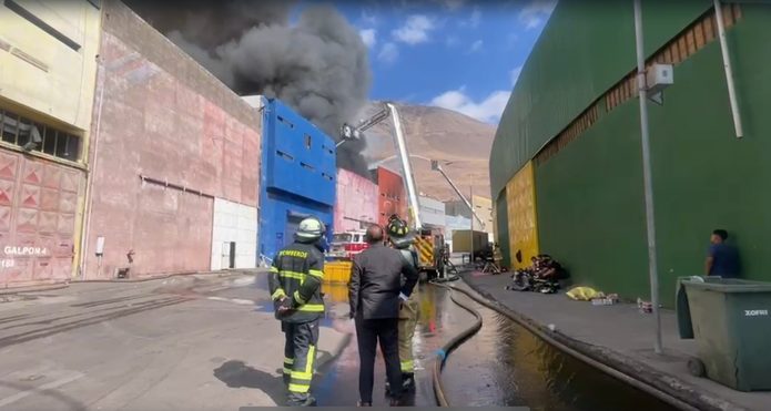 Fiscalía investiga origen de incendio en galpones de Zona Franca de Iquique