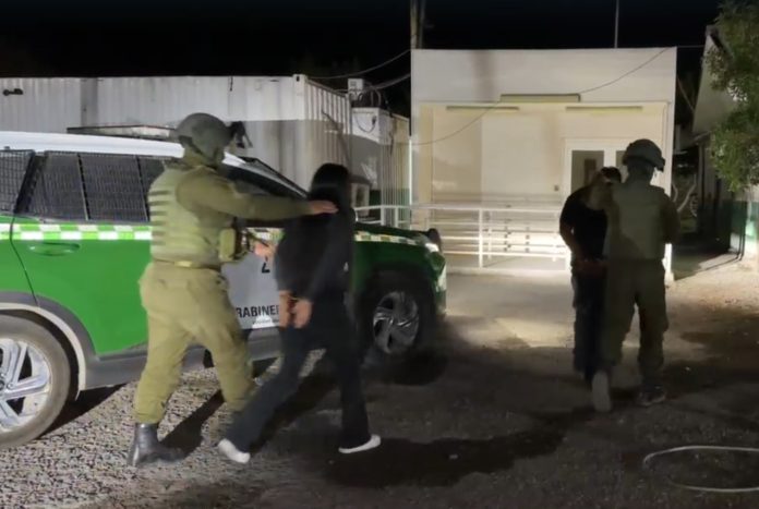 Carabineros detiene a dos ciudadanos bolivianos con órdenes de expulsión tras persecución por la ruta A-65