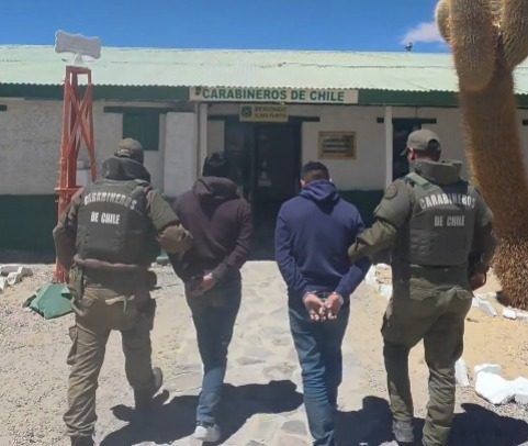 Carabineros detiene a dos bolivianos que intentaban sacar un bus de Chile por paso no habilitado en Colchane