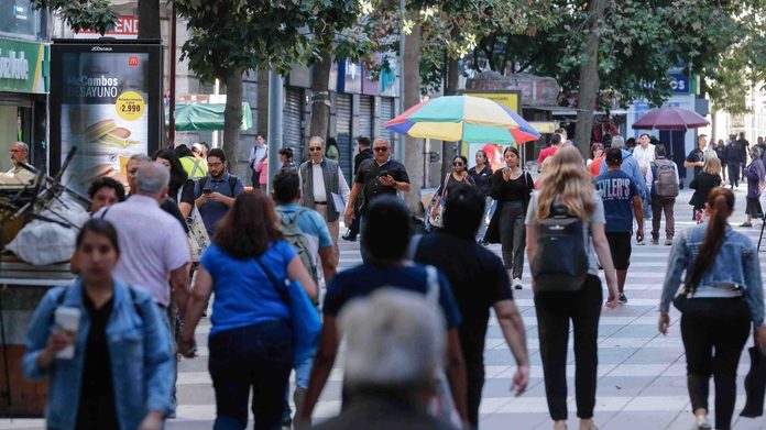 Desempleo llega al 9,8% y alcanza su nivel más alto en casi seis años: Más de un millón de cesantes en Chile
