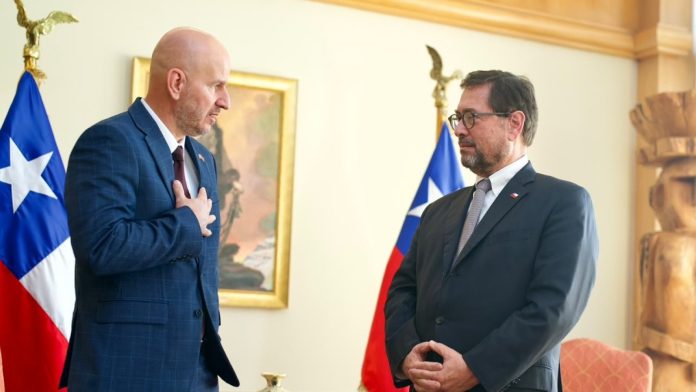Declaraciones de embajador de Estados Unidos sobre el Estrecho de Magallanes generan rechazo del Gobierno y parlamentarios