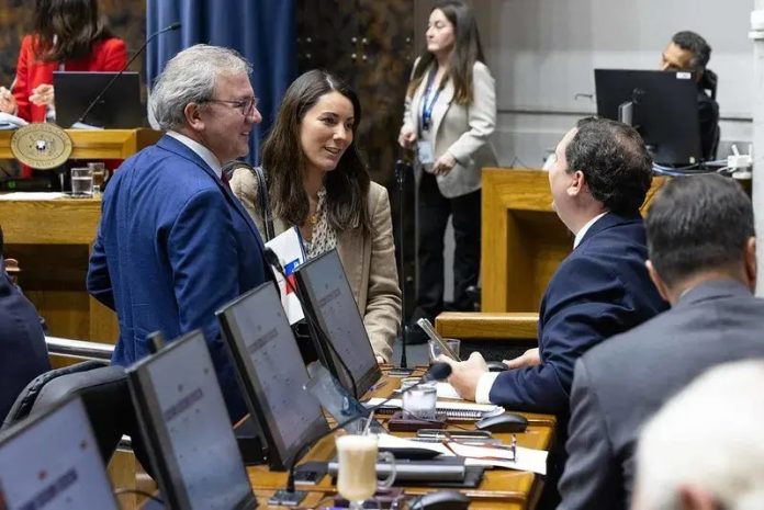 Senado aprueba proyecto que flexibiliza el traspaso de colegios municipales a los SLEP