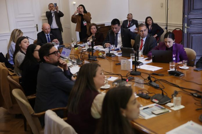 Contraloría detecta otros 7 mil funcionarios públicos que viajaron al extranjero estando con licencia médica durante 2025