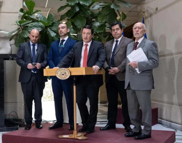 La iniciativa, impulsada por cinco parlamentarios, propone establecer medidas especiales para internos de alta peligrosidad y permitir que el Presidente de la República decrete estados de emergencia ante amenazas inminentes.