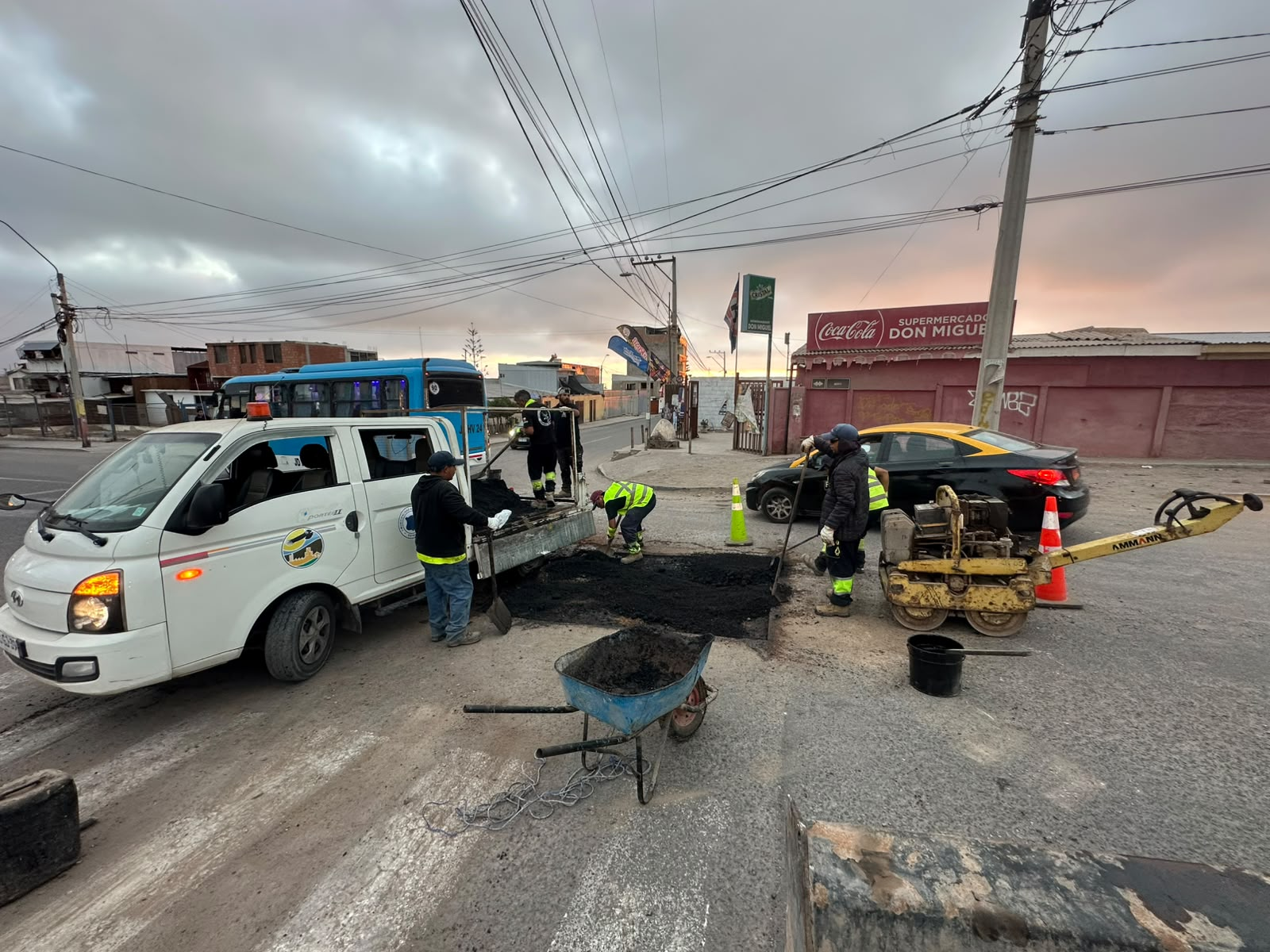 Equipos municipales bachean de Alto Hospicio y repavimentan zonas críticas afectadas por lluvias