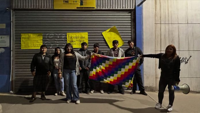 Estudiantes indígenas protestaron en frontis de Junaeb Tarapacá por congelamiento de recursos para actividades culturales
